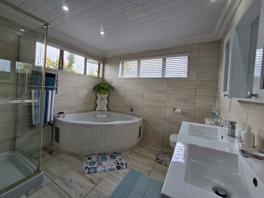 4 Bedroom Property for Sale in Stilbaai Wes Western Cape